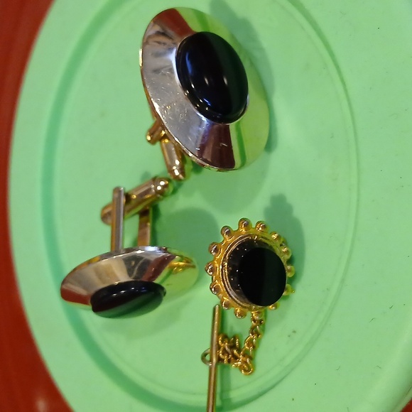 Gold and Black Cufflinks - Picture 3 of 7